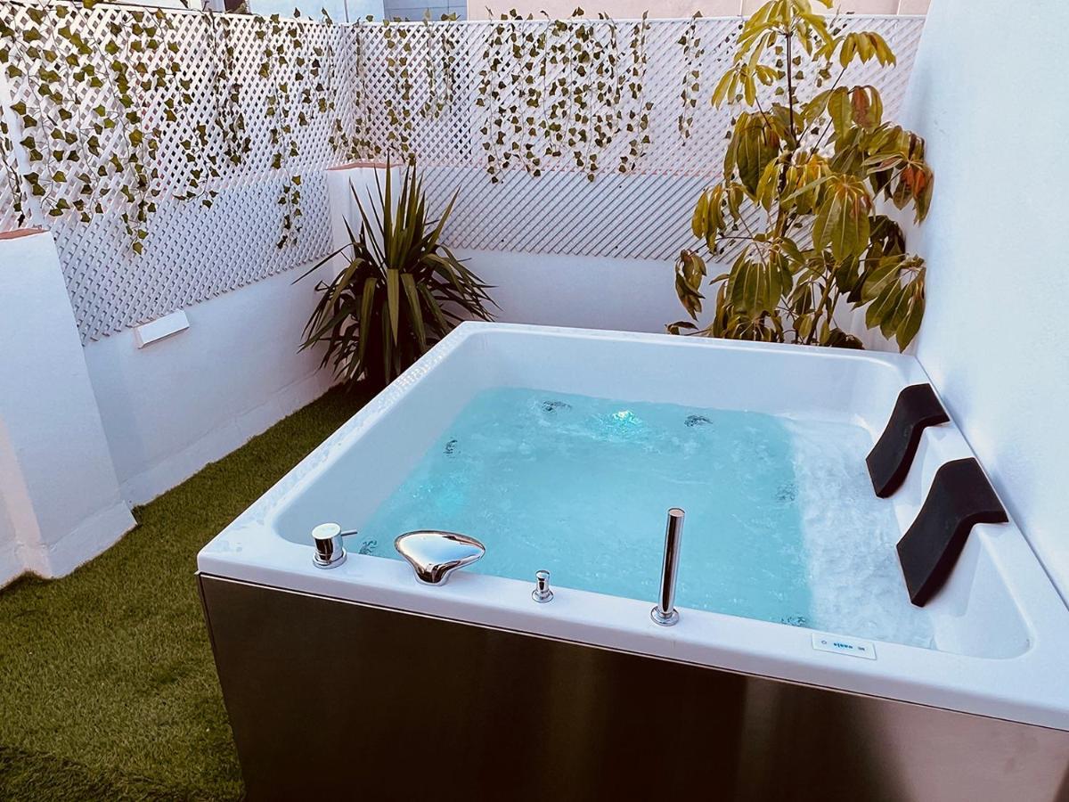 Downtown Apartment With Private Terrace & Jacuzzi Séville Extérieur photo