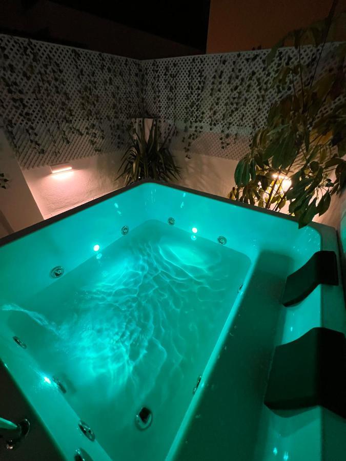 Downtown Apartment With Private Terrace & Jacuzzi Séville Extérieur photo
